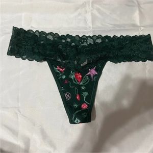 NWT VICTORIA'S‎ SECRET PINK CHRISTMAS LACE RARE THONG PANTIES GREEN ORNAMENTS M